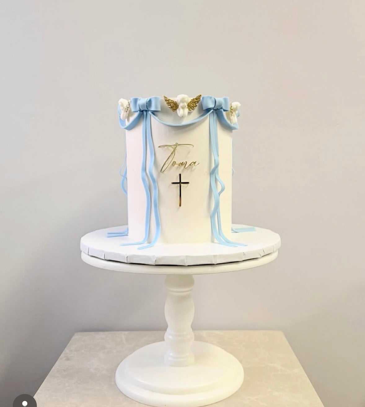 Personalizirani toper za tortu s imenom – pleksiglas (akril) – Ime i Križ 6cm (krštenje / pričest / krizma)