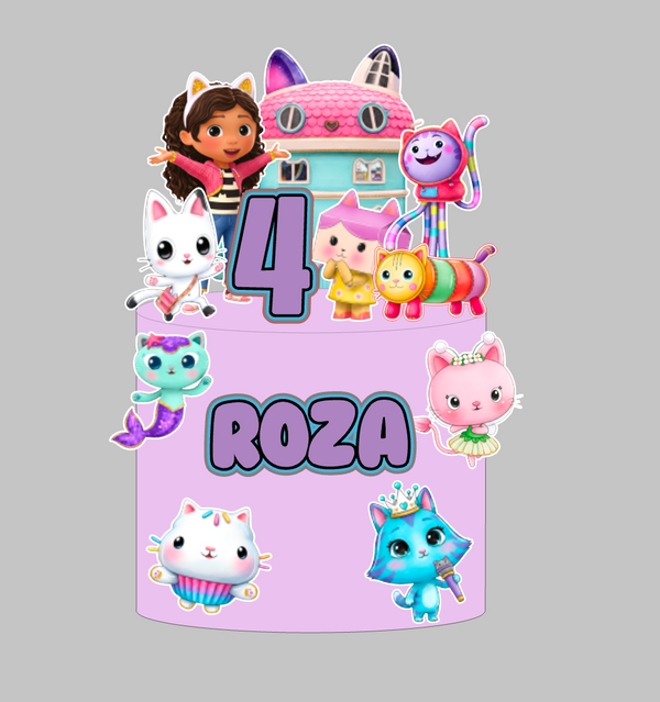 Gabby's Dollhouse set topera za tortu s imenom Roza i brojem 4, Gabby, mačke i Gabina kućica na ljubičastoj torti – set 1