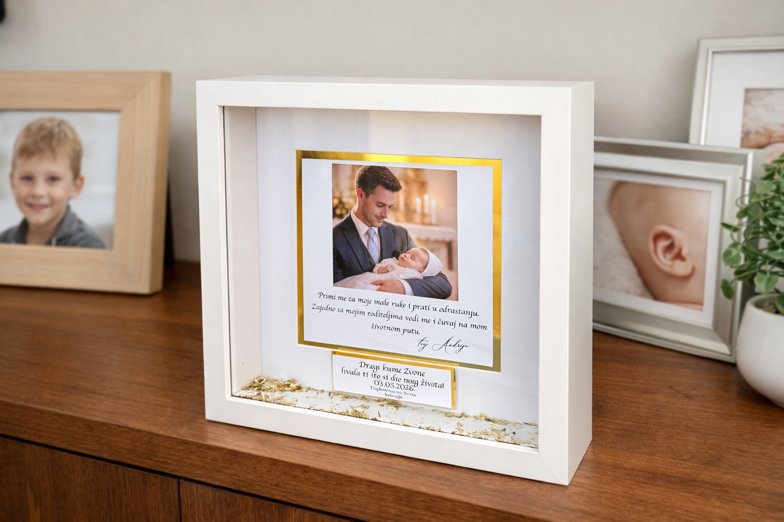Personalizirani Shadow Box Okvir – Poklon za Posebne Trenutke