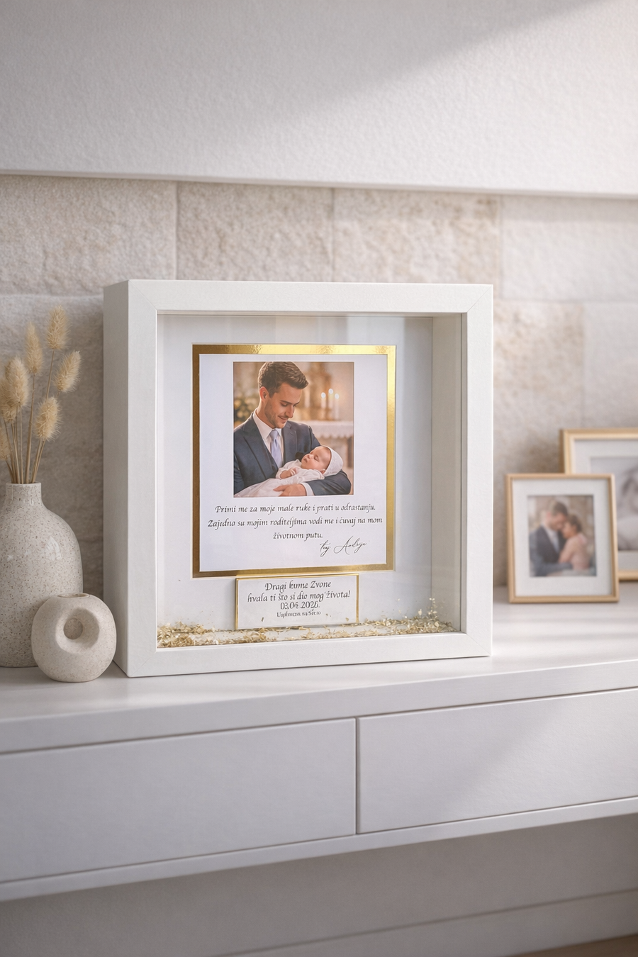 bijeli shadow box okvir s slikom i posvetom